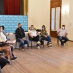 Este lunes se llevó a cabo una reunión en el salón de actos de la municipalidad con padres, madres y alumnos ingresantes en este 2022 a la casa del estudiante de Navarro en La Plata.