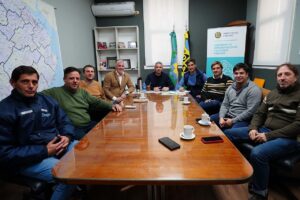Navarro proyecta mejoras en caminos rurales junto a la Provincia