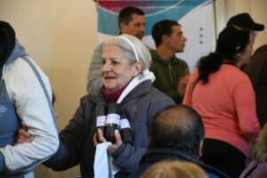 Cuidar la salud es ampliar derechos: adultos mayores recibiendo sus anteojos