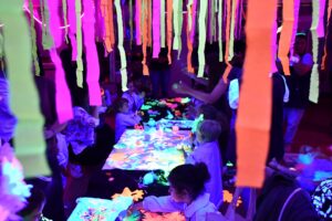 Fiesta Flúor en el Jardín Maternal: Colores, creatividad y juegos en la Semana de las Artes
