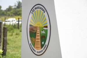 Identidad y comunidad: Las Marianas ya luce su escudo en la Ermita