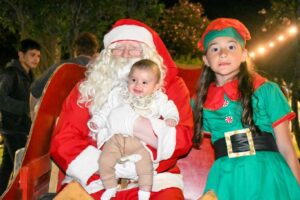 Magia navideña en la Plaza: celebramos juntos el tradicional encendido del árbol en una noche llena de alegría