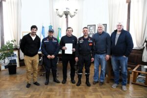 Acompañar a quienes cuidan: el Municipio entregó una ambulancia a los Bomberos Voluntarios de Navarro