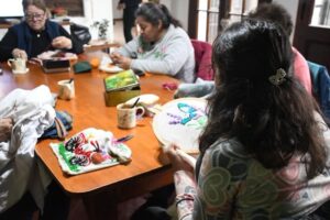 Bordado y Lengua de Señas: Más talleres culturales para la comunidad